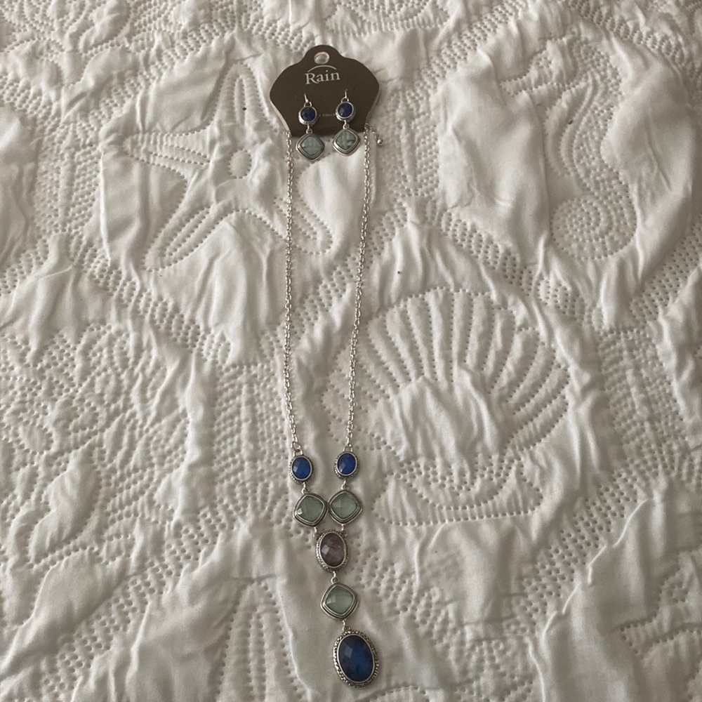 Necklace and earring set